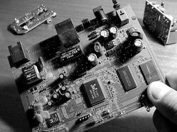 推動(dòng)自主創(chuàng)新 國(guó)內(nèi)重點(diǎn)整機(jī)應(yīng)用自主開發(fā)集成電路產(chǎn)品比例提升至30%以上的戰(zhàn)略意義與路徑探索